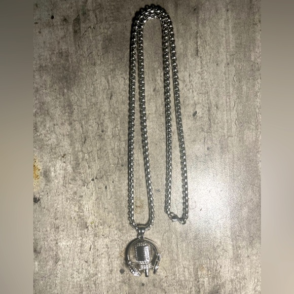 New Beats by Dre pendant on 28-Inch Chain - Picture 1 of 6